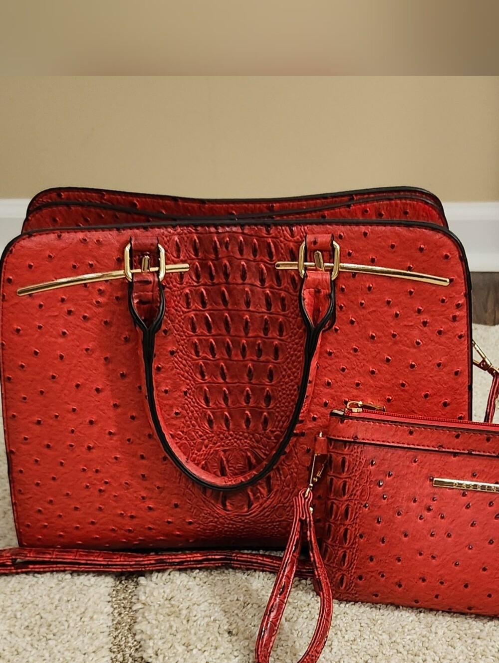 ⛔️SOLD⛔️NWOT Red tote bag in faux ostrich with matching clutch & dust bag - Picture 3 of 16